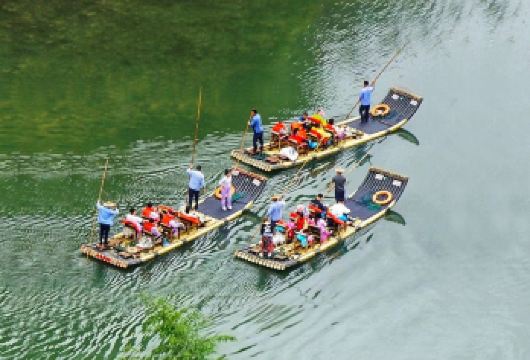 武夷山九曲溪竹筏漂流+天游峰一日游含度假区接送+导游+景交车【[福建武夷山]武夷山三姑度假区内上门接送，含武夷山景交车无需自费，世界双遗产，丹山碧水，奇秀甲东南】