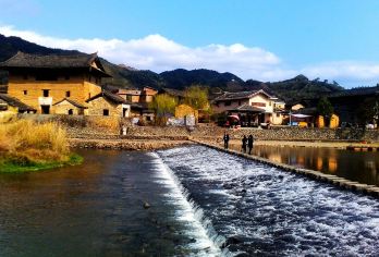 从厦门出发：云水窑古村落&高北土楼一日游（可选多语种讲解）【从厦门出发，一天之内轻松游览联合国教科文组织世界遗产客家土楼群和风景秀丽的云水窑古村落。 选择您喜欢的导游：英语/韩语/中文——享受无语言障碍的文化体验。 非常适合时间有限的游客：一条高效的行程即可游览福建两大标志性景点。】