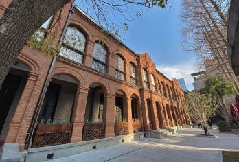 上海猶太難民紀念館+霍山公園+多倫路文化名人街半日遊【紅磚拱廊的猶太會堂舊址，鑄鐵陽台纏繞凌霄花藤，彩色玻璃下泛黃史料訴說二戰庇護傳奇。】