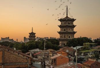 泉州古城一日游含午餐【开元寺+南少林+蟳埔村+西街】【[泉州记忆]游走西街，闽南原貌老街区，探寻舌尖上的泉州美食】