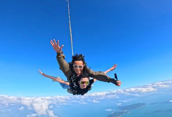 万宁日月湾跳伞基地一日游【4000米海景跳伞+空中酷炫拍摄】【[刺激体验]高空自由落体，俯瞰震撼美景；】