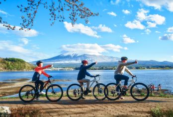 日本富士山+山中湖网红骑行+河口湖+罗森/日川时计店一日游【‍️ 山中湖90分钟网红骑行体验，沿奥运赛道欣赏富士山美景，如天气不佳可改乘白鸟号游船。】