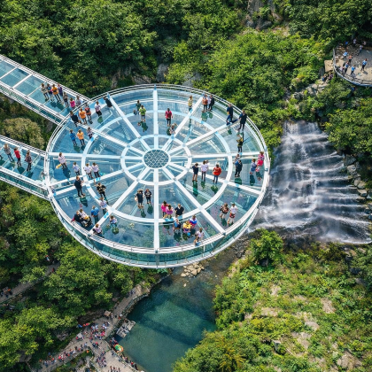 广州古龙峡一日游：玻璃桥、瀑布徒步和山地过山车