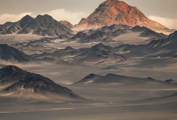 黑独山+鸣沙山月牙泉+阿克赛博罗转井影视基地一日游【包车游】【市区酒店免费上门接送，熟悉线路，贴心管家，摄影帮手】