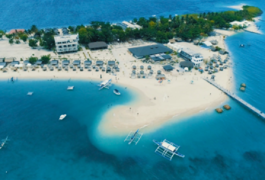 巴科洛德拉卡旺岛一日游【拉卡旺岛。它是***的海滩度假胜地，以其洁白的沙滩和清澈的海水而闻名。 您可以尽情享受岛上的水上运动设施，或者在亚洲*大的水上船只“塔怀号”上消磨时光。 “Tawhai”是当地语言中“平静”的意思，这家水上酒吧周围舒适的座椅和躺椅，再加上岛屿的微风，营造出一种宁静祥和的氛围。】