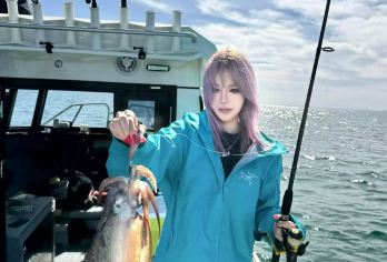 1人起+豪华游艇海钓9小时+含鱼竿鱼饵停车美拍船长快艇往返【1、深圳大鹏南澳百万级豪华游艇海钓9小时+一价全含鱼竿鱼饵船长指导停车美拍快艇观光往返】