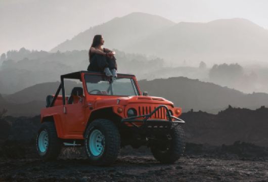 吉普车巴杜尔火山日出与Black Lava之旅【无需徒步即可欣赏壮观的巴杜尔火山日出——乘坐四驱吉普车探索 欣赏巴杜尔火山和巴杜尔湖上空令人叹为观止的日出美景 穿越标志性的Black Lava火山熔岩区，探索远古火山喷发的遗迹】