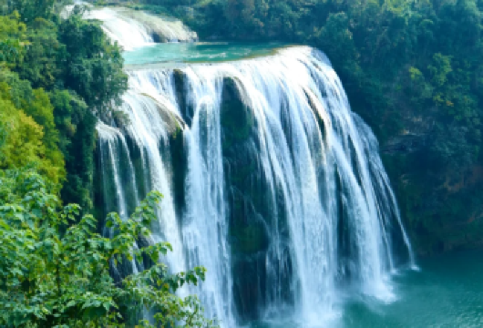 贵阳**：黄果树景区、龙宫私家日游【包团行程节奏灵活，深度探访两大自然景区，解锁贵州原生态喀斯特地貌风光。 深度游览黄果树景区，六面观瀑并穿行水帘洞，沉浸式体验其壮丽景观。 探索龙宫的喀斯特溶洞，乘船游览地下河欣赏钟乳石奇观，并参观地下龙门瀑布。】