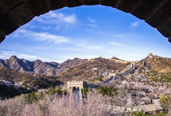 **私人接送：八达岭长城与十三陵选项【搭乘我们的私人接送服务，轻松前往标志性的八达岭长城。 享受舒适、便捷和专属的完美融合，我们关注每一个细节， 告别拥挤的公交车和复杂的物流——您的长城之旅从未如此顺畅无压力】