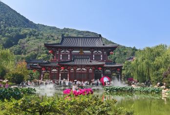 西安秦始皇帝陵博物院(兵马俑)+华清宫一日游【赠汉服体验】【[亮点1]三环内上门接驾，免去您早起的烦恼，第三代VIP头等舱给您的旅程保驾护航!】