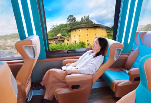 南靖云水谣古镇·云水谣土楼一日游|6人团头等舱含景区午餐可选【[多车型可选]燃油车更稳35人团2+1豪华头等舱不颠簸+无线耳麦讲解，1-8人团1+1头等舱独立座椅】