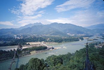 成都都江堰景区+青城山一日游/正规团/不购物/】【[质量保障]正规空调旅游大巴车，一人一正座，多年驾龄旅游车司傅驾车，安全有保证】