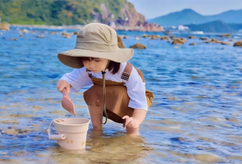 厦门小嶝岛赶海+帆船出海一日游【2-8人趣享团|原生态渔村】【2人起订，全程纯玩无购物，赶海工具费用已含，岛内往返专车上门接送，配置豪华商务座驾，宽敞舒适轻松旅行】