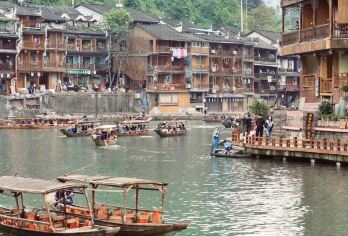湖南湘西凤凰古城+风雨桥+南方长城包车一日游可英文服务【可提供英文及小语种导游服务-往返接送-可选导游-可代订门票】