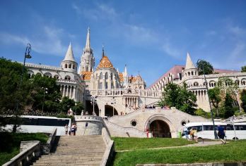 匈牙利-布达佩斯-温泉&购物&圣诞集市一日游【服务时间：本产品为中文司机专车出行，服务时长为10小时，包括往返接送，景点参观及用餐时间；】