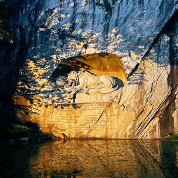 湖光山色与中世纪古城的完美交融，一日尽揽瑞士经典