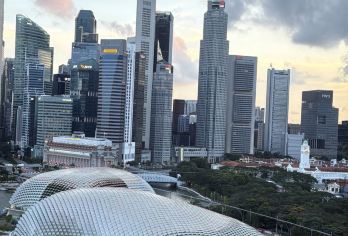 新加坡艺术包车｜滨海湾建筑+甘榜格南壁画摄影【跟建筑导览看艺术科学博物馆莲花表皮，拍双螺旋桥几何构图】