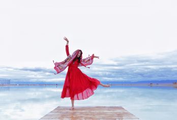 茶卡盐湖+日月山 | 纯玩一日游 | 8人团 | 上门接送【[小众之选]探索茶卡盐湖的精彩之旅！带您打卡独特的美景！】