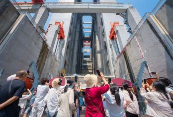宜昌起止 两坝一峡游船+葛洲坝船闸+三峡升船机 远观三峡大坝【[核心景点]船过葛洲坝船闸，升船机“升降电梯”过三峡大坝，船观三峡大坝，西陵峡！】