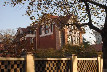 第一海水浴场+青岛云上海天+八大关+五四广场+青岛奥帆中心【中文司机】