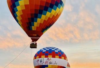 七彩丹霞半日游（3-8人日落团）【日落团：夕阳下丹霞披上了一层温暖的金色外衣，在暖光映衬下色彩变得更加浓郁饱和】