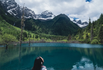 漫野金秋霸王山户外一日游【站在虞美措湖边，看雪山倒映在翡翠色的湖水中】