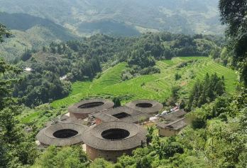 漳州南靖土楼田螺坑四菜一汤+云水谣古镇【8人头等舱】一日游【[指定用车]8人头等舱团指定3年内新车“陆地头等舱”高端燃油大通车，车内均是独立座椅，空间超宽超大！】