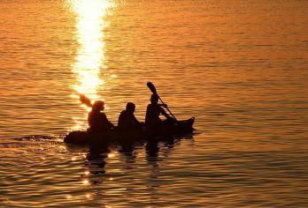 甲米奥塔兰海滩皮划艇与日落之旅 含BBQ烧烤晚餐【划桨穿梭于奥塔兰蜿蜒的河道中，两旁是高耸的石灰岩悬崖和茂盛的红树林。】