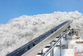 汉中龙头山国际旅游度假区一日游【赏雪/滑雪专线/高铁站直达】【[热门景点]汉中网红打卡景点，老少皆宜，索道、观光扶梯直达，无需爬山】
