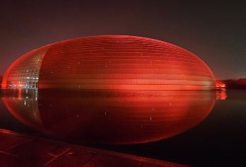 北京难忘之夜：体验杂技奇观私人之旅【享受由知识渊博的私人导游带领的、完全根据您的兴趣量身定制的晚间游览。 在私人导游的带领下，深入了解北京丰富的历史和文化。从璀璨夺目的天安门广场到充满活力的胡同，您将体验到北京的迷人风光。 在您的私人导游精心安排下，欣赏一场***的杂技表演，为您的夜晚画上完美的句号。】