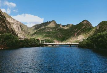 私人交通：龙庆峡和十三陵或八达岭长城【享受舒适的旅程，前往龙庆峡（拥有清澈的河水和悬崖）、十三陵（历史悠久、建筑宏伟）或八达岭长城， 私人接送，一切由您掌控。根据您的喜好定制行程。 您可以根据自己的兴趣选择组合参观不同的景点。】