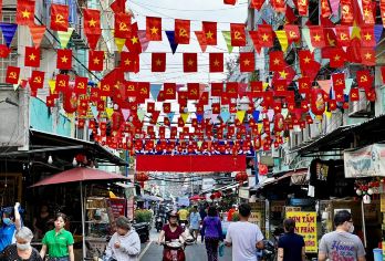 西贡隐藏的瑰宝——体验胡志明市的当地生活【探索阮天述公寓的魅力，这是一片隐藏在都市景观中的绿洲。 在喧嚣中寻找宁静，参观越南籍国家佛教寺庙。】