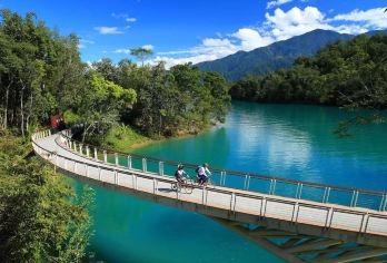日月潭一日游【台湾日月潭就桨玩SUP ! 】【台中市区接送出发，让你不需烦恼交通问题，轻松前往日月潭】