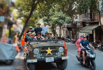 河内美食爱好者的精彩吉普车之旅【3.5-4 小时吉普车之旅（最多 6 人），午餐/晚餐（12：00-15：30/18：00-21：30），包含所有食物/饮料 包括 Bun Cha、Pho、鸡蛋咖啡、胡志明陵、河内歌剧院、法国区；没有室内景点，专注于隐藏的宝石。 英文导游】