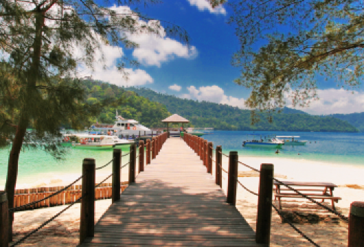 赤脚逍遥游：萨比岛和马努干岛，含水上运动和午餐 |沙巴州亚庇【尽情享受沙比岛和马努干岛清澈碧绿的海水和粉状的白色沙滩——非常适合游泳、日光浴和放松身心。 参加刺激的自选水上运动，如滑翔伞、海底漫步、香蕉船和水肺潜水，体验肾上腺素飙升的快感。 在沙滩上享用午餐，双脚贴近沙滩，欣赏全景海景——这是经典的沙滩度假时刻！】