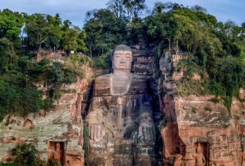 乐山大佛+黄龙溪一日游【豪华suv座驾私家团】【成都四环内免费接送，省去自行前往集合点的奔波；全程采用豪华suv座驾，享受私密独立的旅行体验】