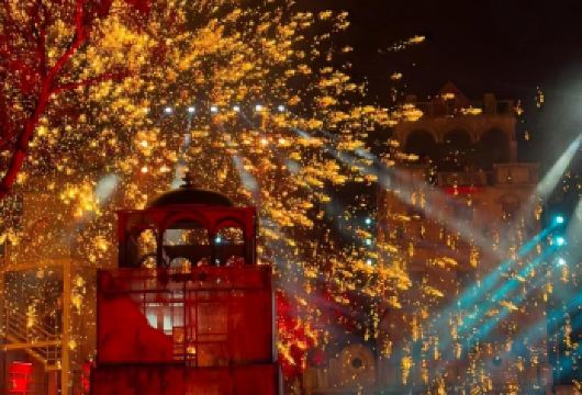 江门包车10小时一日游|打卡开平碉楼群+赤坎古镇+三十三墟街【专车串联剧中核心取景地，一站式沉浸打卡，体验戏里戏外的江门风情。】