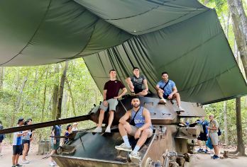 古芝地道一日游【你将探索错综复杂的隧道，深入了解其建造、用途以及越南籍士兵的巧妙方法 了解越南的历史 体验独特的陷阱和地下生活】