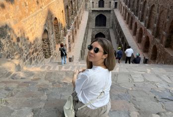 从德里出发：新旧德里私人一日游或半日游【灵活选择：半天（旧德里或新德里）/全天（新旧德里均包含） 我们包办一切，让您能够轻松自在地享受旅程。 **舒适：乘坐您专属的空调私家车，配备专业司机和专家导游，轻松出行。】