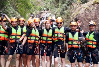 大叻户外探险 – 全天瀑布峡谷探险之旅【通过绳降、高空滑索和天然滑梯征服大叻的野生峡谷。 接受专业且经过安全认证的峡谷漂流专家的指导。 在难忘的一天中体验越南*激动人心的户外探险。】