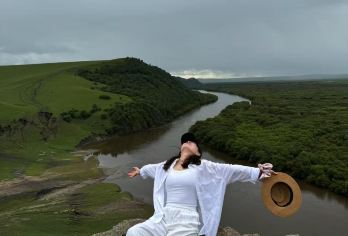 呼伦贝尔小众秘境扎罗木得断崖+骑马登断崖+小羊互动+湿地日落【• 崖顶瞰湿地日落：俯瞰海拉尔河湿地全貌，九曲河湾、草甸沼泽尽收眼底，日落时分金光铺洒水面，限定盛景】
