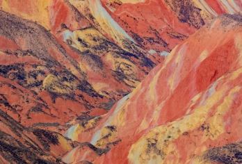 水墨丹霞+刘家峡+炳灵寺石窟一日游【独立成团/上门接送】【仿佛天地挥毫，将赭红与灰白的山峦浸染成一幅磅礴的淡雅水墨画。】