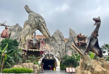 成都出发：自贡方特恐龙王国一日游【暑假遛娃 |可选英文导游 | 专车接送 | 行程可调 | 可定制行程】