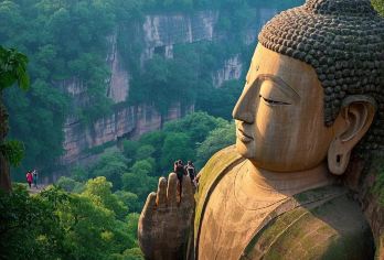 乐山大佛+黄龙溪一日游【纯玩团，含门票&特色餐&三环内包接】【[贴心赠送]含一顿当地特色午餐；成都三环内免费上门接早，一站式服务更省心，出行更放心】