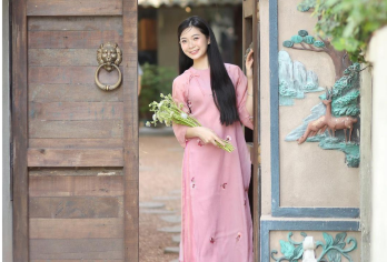 胡志明市：奥黛和咖啡馆摄影体验【在租赁店挑选您*喜欢的奥黛款式和颜色。穿上越南*具代表性的服装——奥黛，感受当地人的风情。 探索胡志明市充满正宗越南籍风情的隐秘咖啡馆 在房东的帮助下，穿着奥黛拍摄美丽的肖像照。】