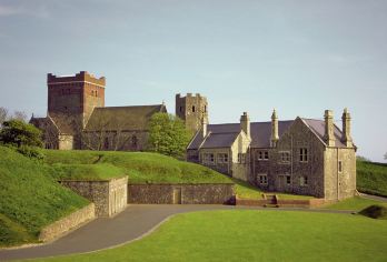 英国圣诞平安夜利兹城堡+坎特伯雷圣诞市场+白崖格林威治一日游【圣诞节庆平安夜利兹城堡奇境装扮，融入中世纪圣诞氛围】