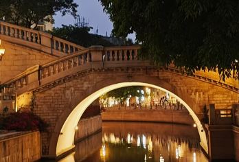 永庆坊+粤剧艺术博物馆+李小龙祖居+太古仓码头【将经典的西关风情与潮流的艺术街区结合，适合喜欢漫游、拍照和品味城市故事的游客。】