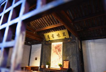 绍兴鲁迅故里三味书屋+百草园+仓桥直街+乌篷船体验+资深讲解【[含预约]探寻鲁迅少年生活，从百草园到三味书屋人文讲解服务】