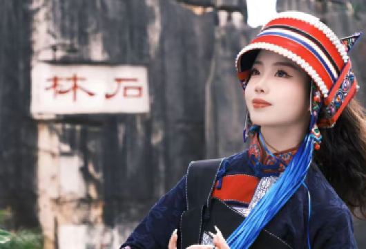 【优选好品】昆明石林景区一日游◆可选15人小团+金牌导游讲解【[缤纷景点]游览昆明5A核心景点，门票1价全含=石林风景区门票130+往返电瓶车25（含电瓶车套餐）】