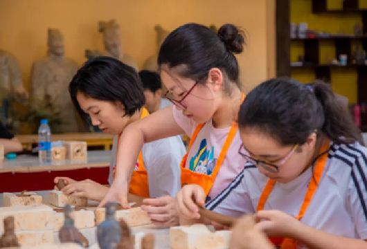 兵马俑+永兴坊研学一日游【6人团+体验非遗皮影戏+瓦当拓片】【[亲子优选]兵马俑DIY制作、探秘沉睡的帝陵、永兴坊皮影戏、瓦当拓片）颁发“陕西非遗小传人”证书】